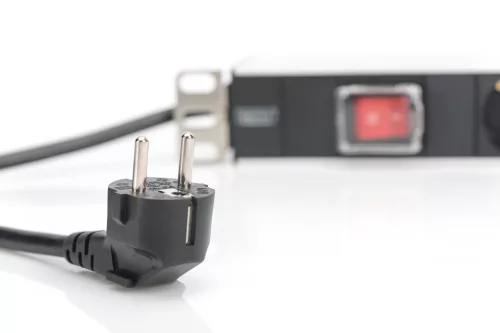 DIGITUS DN-95402 19" 1U PDU alumínium 7x Schuko aljzat CEE7/7 csatlakozó kapcsolós hálózati 2m elosztósor